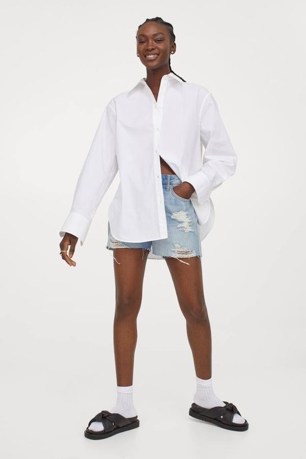 En la lista no podían faltar unos boyfriend. Hemos seleccionado estos con rotos de H&M en color azul denim claro que tienen la cintura alta. Su precio es de 24,99 €.