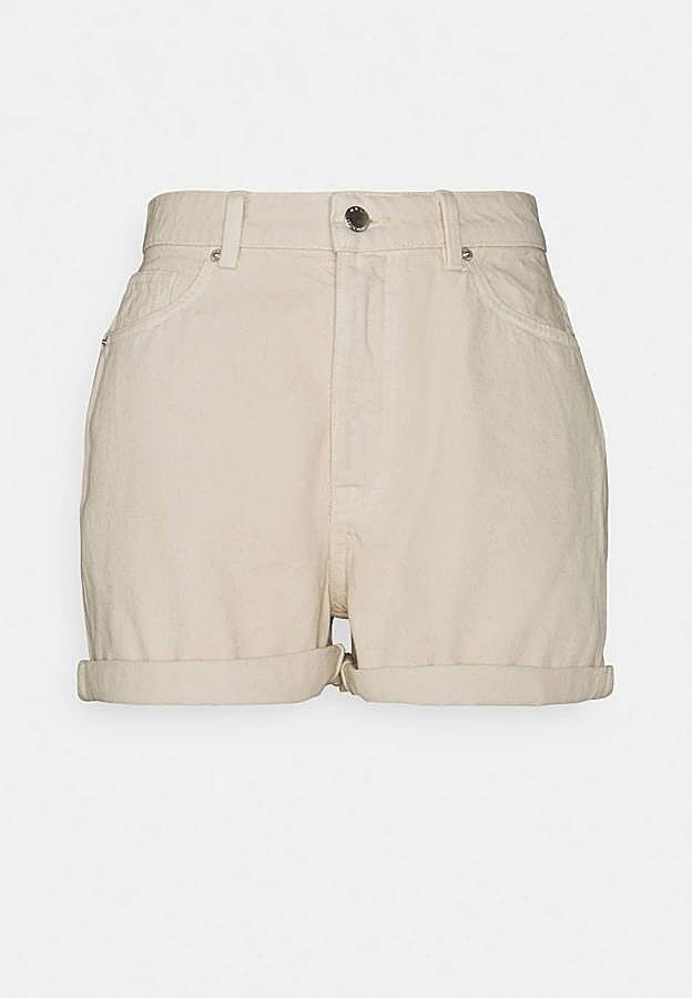 Hemos encontrado en Zalando unos pantalones cortos tipo mom que no podíamos dejar fuera de la lista. Su precio era de 24,99 €, pero están rebajados a 20,09 €.