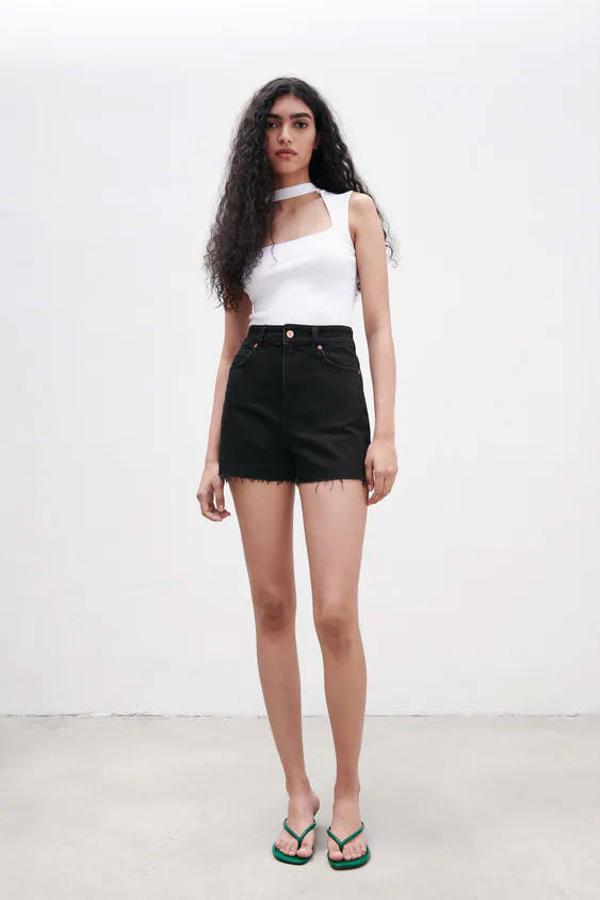 Zara tiene unos shorts denim con el bajo acabado sin costuras. Son de tiro alto y los puedes encontrar en azul medio y en negro. Tienen un precio de 19,95 €.