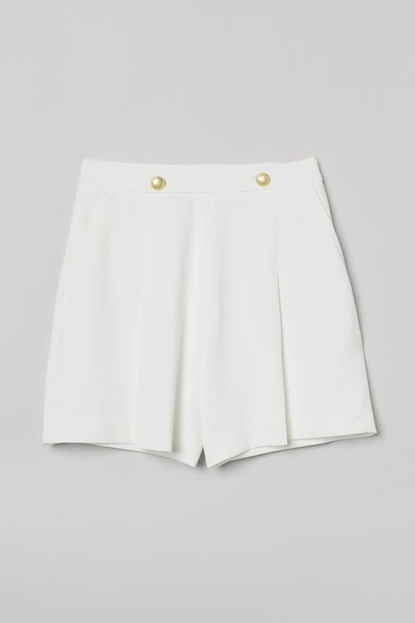 Bermudas fluidas de color blanco con botones dorados de estilo marinero de H&M (24,99 euros)
