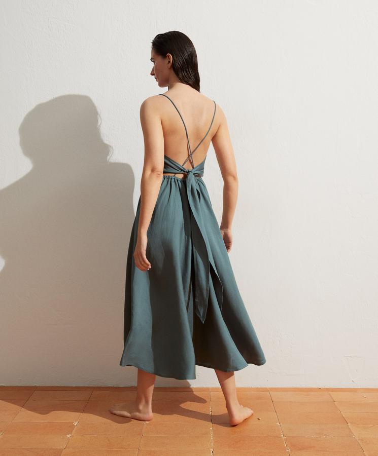 Vestido de lino de tirantes con la espalda abierta de Oysho (39,99 euros)