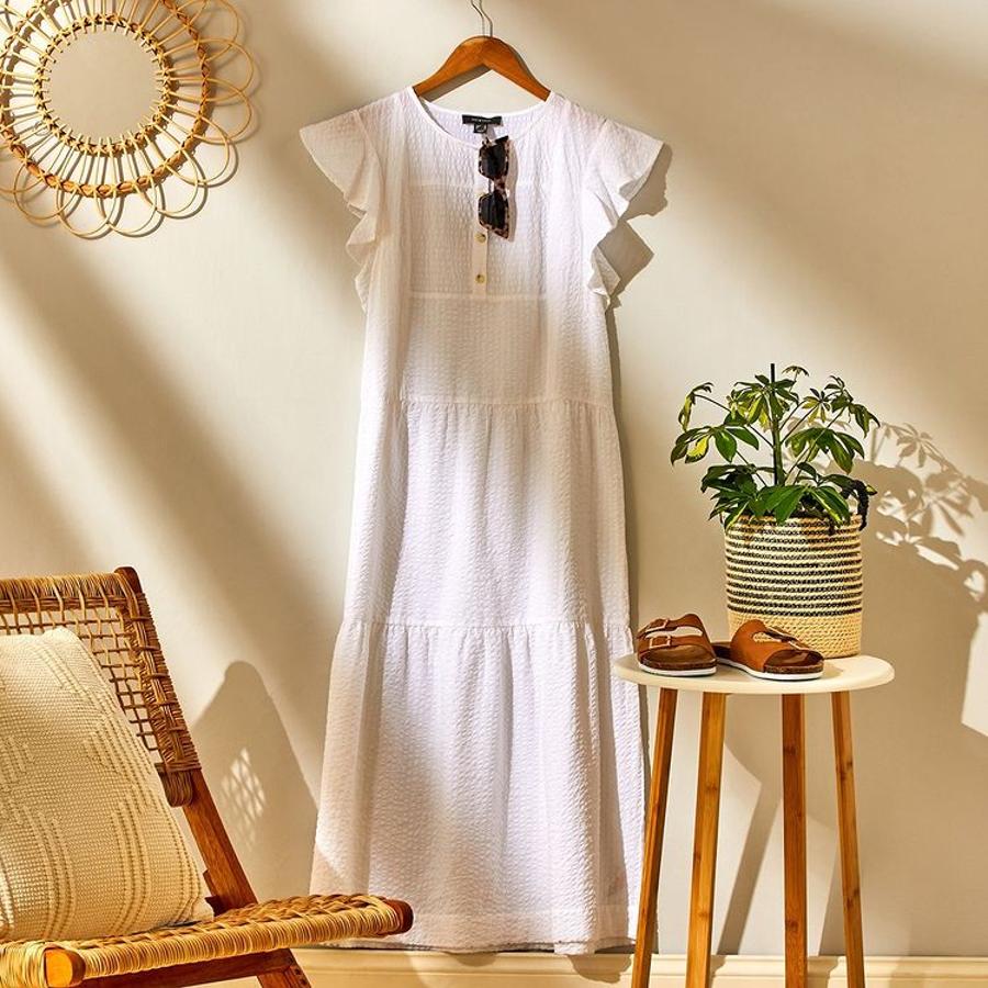 No hay escapada a la playa sin vestido blanco en la maleta, y este maxi de silueta fluida es cómodo y muy favorecedor. Y barato: cuesta 19 euros en Primark.