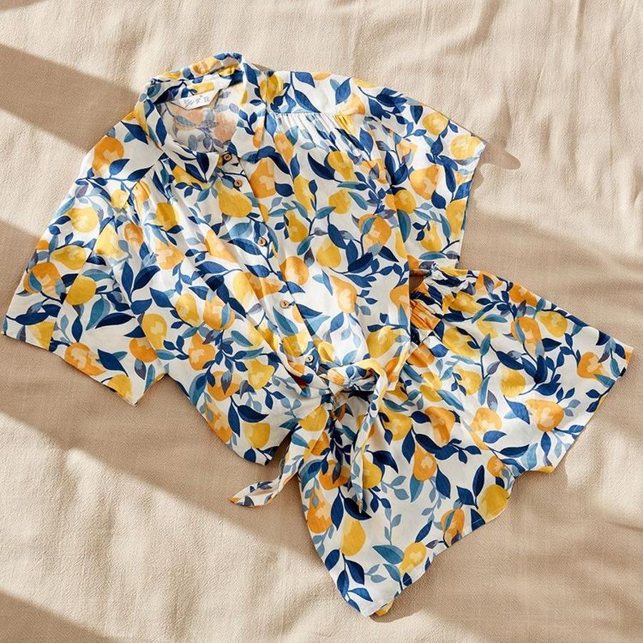 Estamos completamente enamoradas de este conjunto pijamero con blusa anudada (12 euros= y shorts fluidos (7 euros) que promete regalarnos looks llenos de likes este verano.