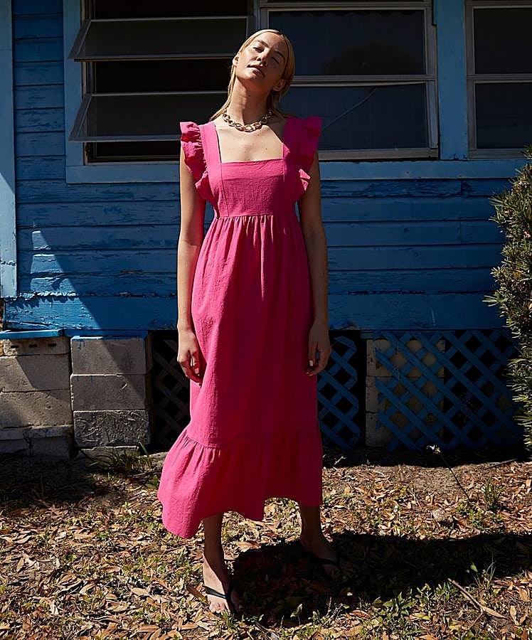 Probablemente este vestido midi rosa con volante en el bajo sea uno de los más bonitos y favorecedores del verano. Además, potencia el bronceado y cuesta 19 euros en Primark.