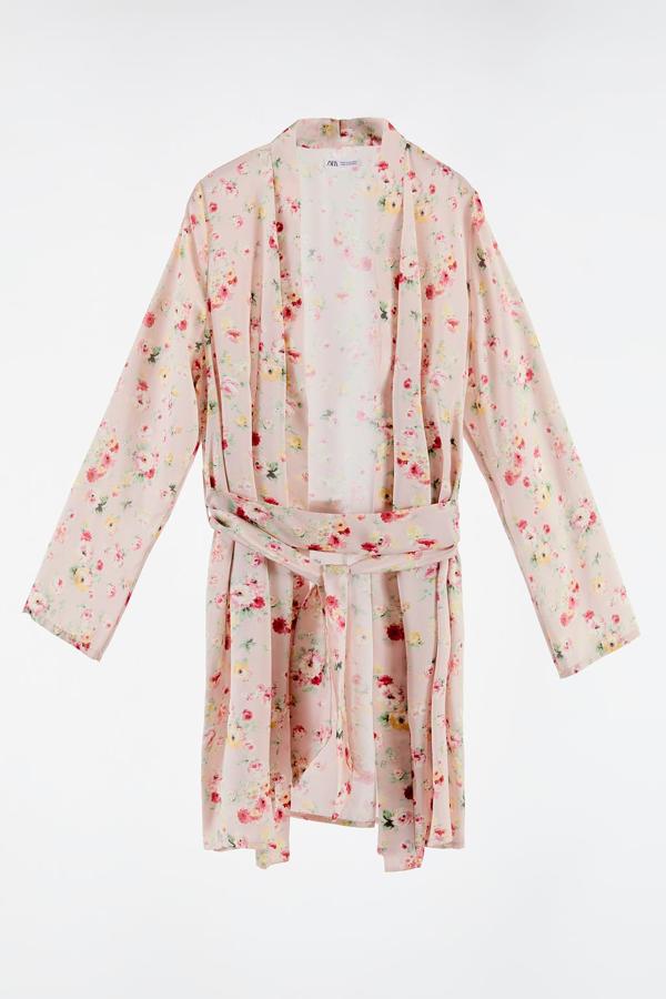 Bata satinada con estampado de flores de Zara (39,99 euros)