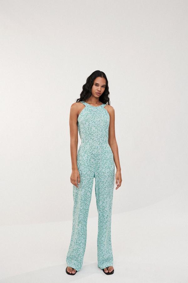 Mono con estampado de flores y escote halter de Zara (29,99 euros)