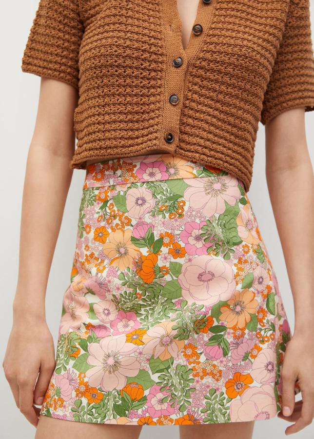 Mini falda con estampado de flores multicolor de Zara (25,99 euros)
