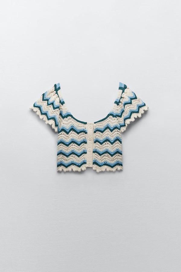 Top corto abotonado de crochet multicolor de Zara (17,99 euros)
