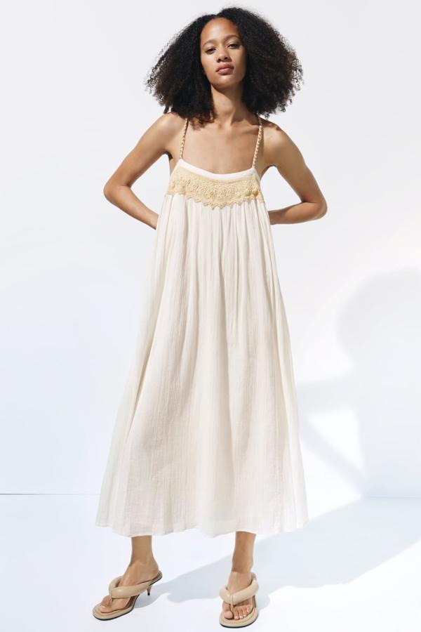 Vestido midi de tirantes en color blanco roto de Zara (39,99 euros)