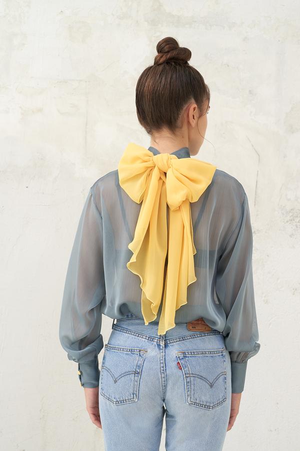 Olesia es una firma emergente nacida en Madrid, con una filosofía eco-friendly, fabricación propia y limitada además de ser sostenible y apostar por materias primas hechas en España. Esta primavera ha lanzado su primera colección cápsula que une sostenibilidad y versatilidad: una línea de blusas para todo tipo de mujeres (95 euros).