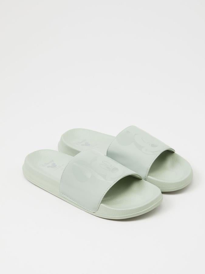 En color verde agua, esta sandalia con detalle de print con textura de Mickey Mouse en el corte tiene un precio de 12,99 euros.