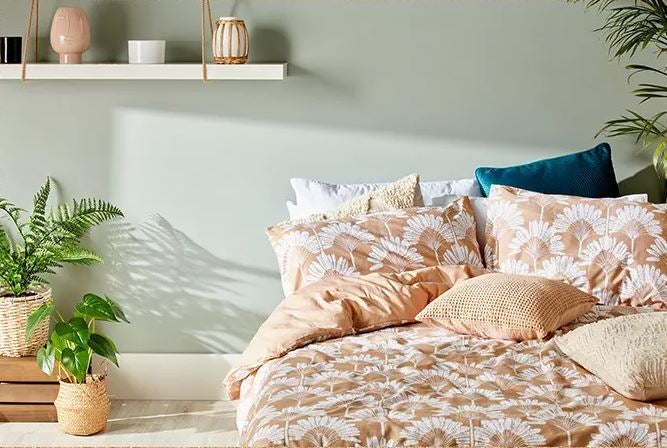 Los cojines están disponibles en Primark desde 4 euros y los maceteros de rafia, desde 6 euros. Además, el juego nórdico en color melocotón cuesta 25 euros y los cojines a juego, 12 euros.