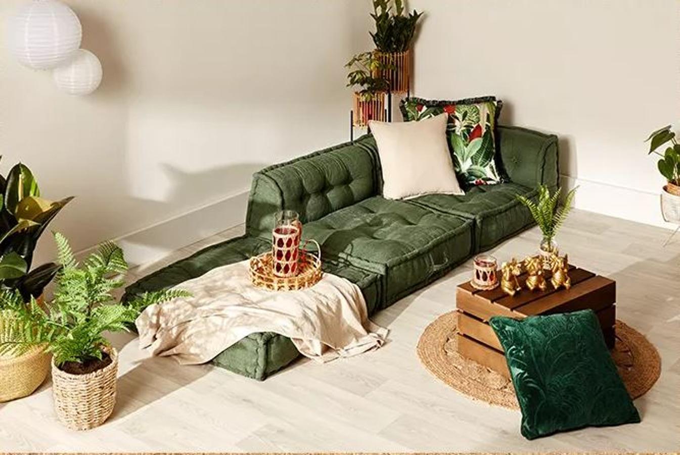 El verde es el protagonista indiscutible de la nueva colección deco de Primark Home, y junto con la madera, nos deja espacios llenos de estilo. En la imagen, el cojín de terciopelo verde con hojas en relieve cuesta 8 euros, el cojín con flecos con estampado abstracto de hojas 12 euros y el pack de 3 elefantes dorados de adorno 5 €.