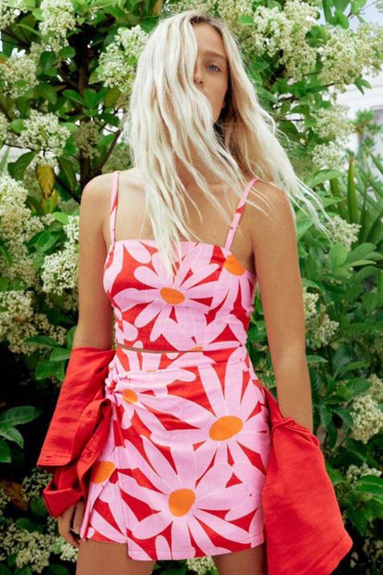 Pincha en la imagen y descubre los vestidos cortos de Stradivarius, que hacen tipazo, alargan las piernas y favorecen al máximo con sandalias planas.