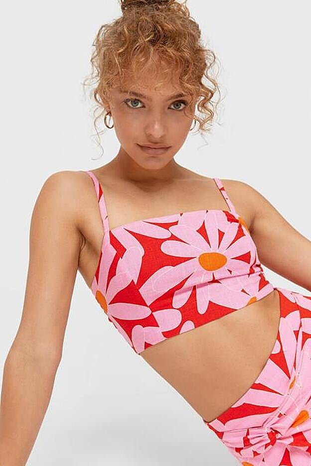 De tirantes finos y escote recto, este top es perfecto para combinar con todo y ser el auténtico protagonista de tus looks de verano.