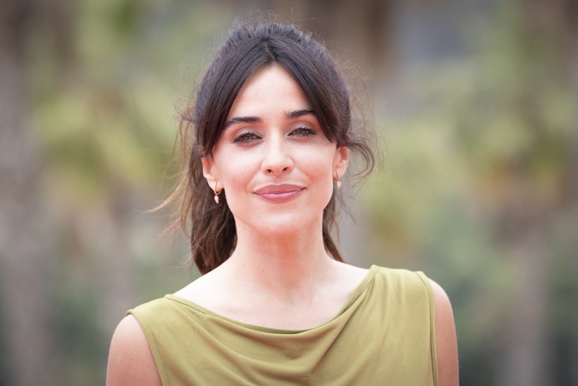 Macara García ha optado por la comodidad absoluta. Una coleta messy y despeinado con flequillo cortina a la vista. Un look ideal para llevar a diario o para ser la invitada perfecta.