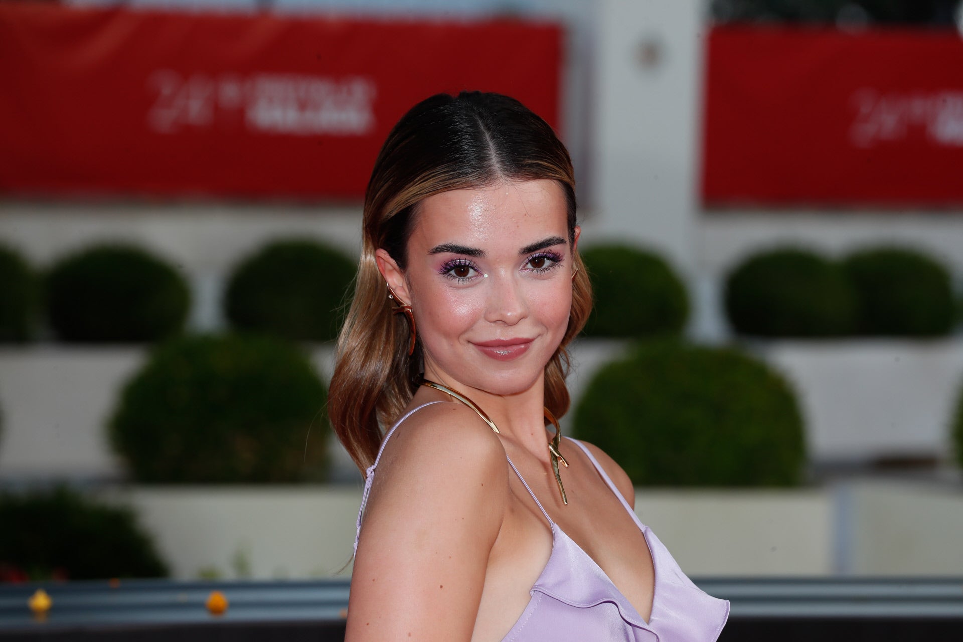 Una opción muy elegante es la de pulir el cabello y elegir la posición de la raíz al gusto. En el centro es un acierto seguro y si lo combinas con unas ondas muy abiertas, más aún. Marina Orta está guapísima.