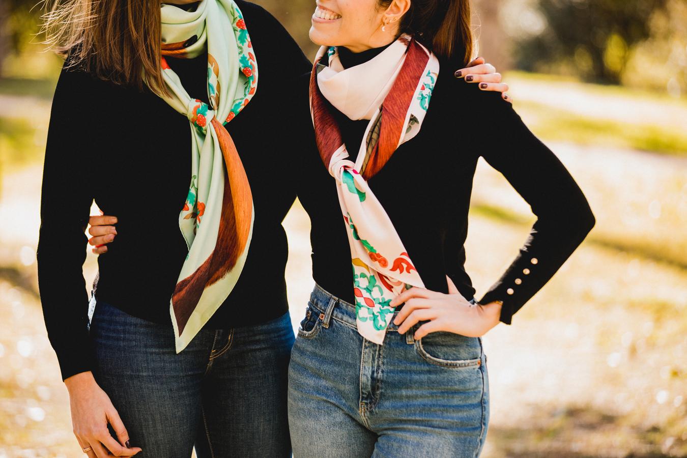 Sus pañuelos impresos en seda satén 100% y terminados a mano son el sello de identidad de Presque Fini, una firma que se defiende como una marca de accesorios exclusiva comprometida con la idea de moda lenta y sostenible. El resultado es una prenda de tacto exquisito cuya calidad se mantiene intacta con el paso del tiempo (150 euros).