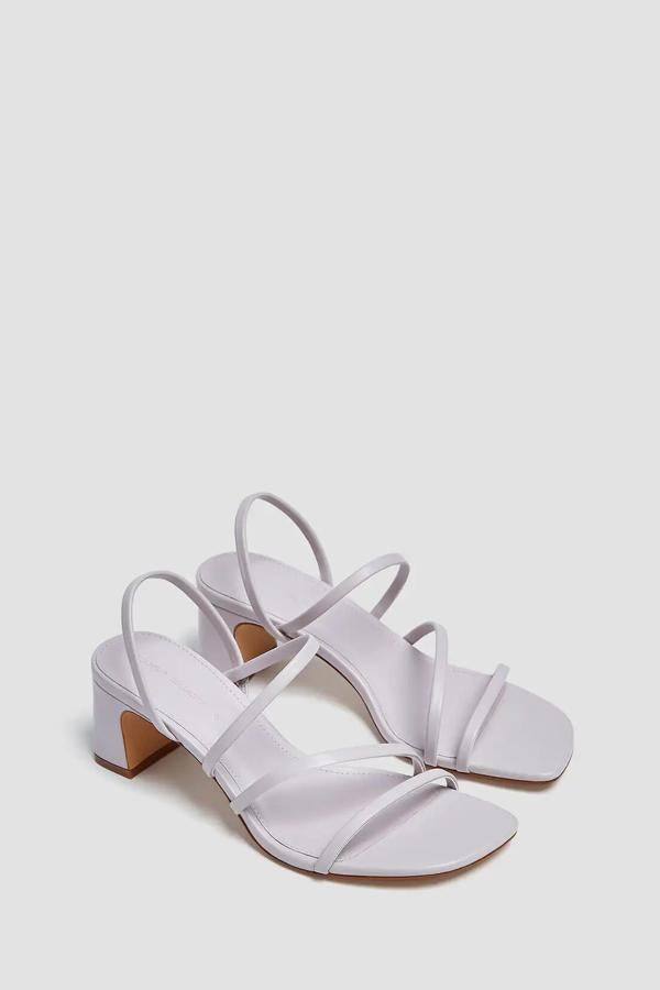Disponible en color malva o crudo, esta sandalia de tiras finas con tacón cuadrado de 6,5 centímetros tiene un precio de 19,99 euros.