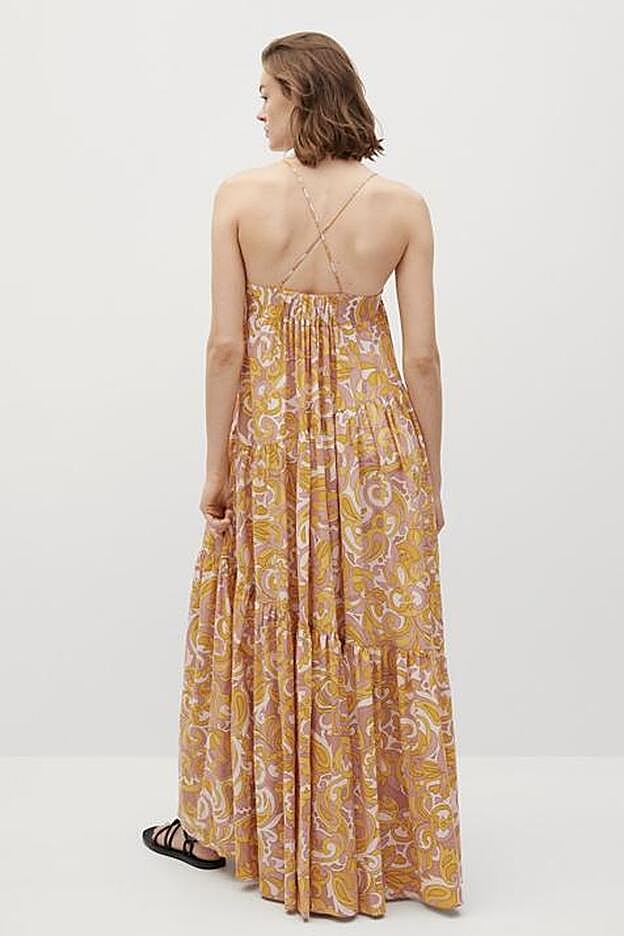 Con tirantes finos que se cruzan en la espalda, este vestido largo con diseño maxi será uno de tus mejores aliados este verano.