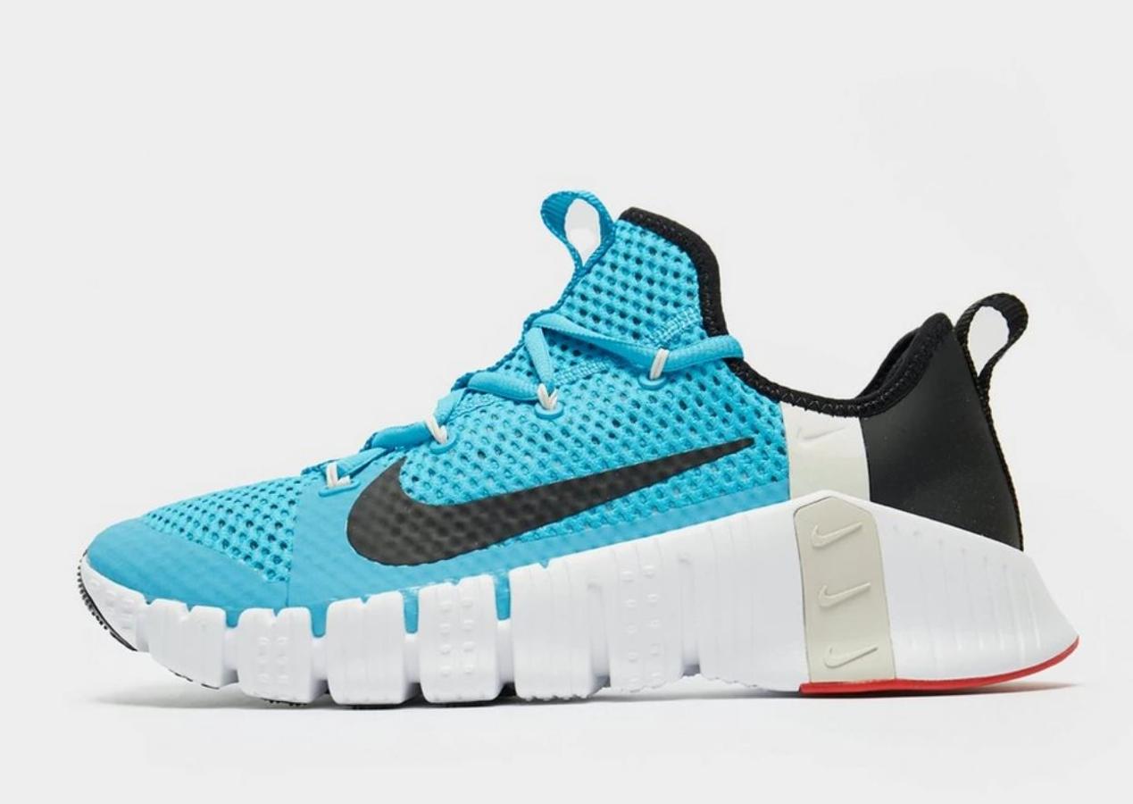 Más malla liviana y duradera para pies frescos y cómodos y en este caso, además, un núcleo de espuma suave que amortigua la pisada y te da sensación de flexibilidad. Su Free tech funciona de maravilla en movimientos de agilidad y sprints y tiene un talón ancho, plano y estable con banda de rodadura de goma para la tracción cuando levantes.