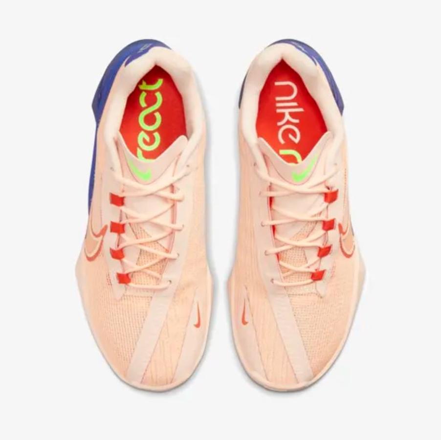 Ligeras y minimalistas, son las zapatillas de crosstraining más rápidas de Nike ya que complementan la estabilidad de la suela Metcon con la reactividad de la mediasuela de espuma React, lo que proporciona amortiguación y confort en ejercicios de alto impacto sin renunciar a la estabilidad en los levantamientos de peso.