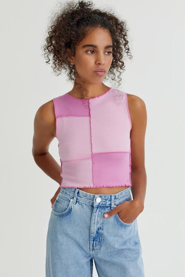 Esta camiseta de color rosa con patchwork con detalle de costuras vistas cuenta con cuello redondo y manga sisa y tiene un precio de 9,99 euros.