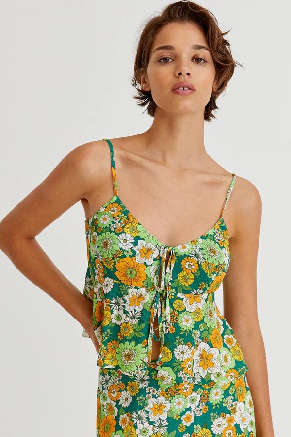 Con estampado floral y disponible en dos colores, este top de tirantes con abertura en el pecho tiene un precio de 15,99 euros.