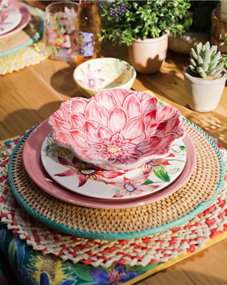 Las vajillas son capaces de transformar por completo una mesa e, incluso, conseguir que la comida sepa aún más deliciosa. La vajilla Passiflora se vende por piezas desde 4.50 euros en El Corte Inglés.