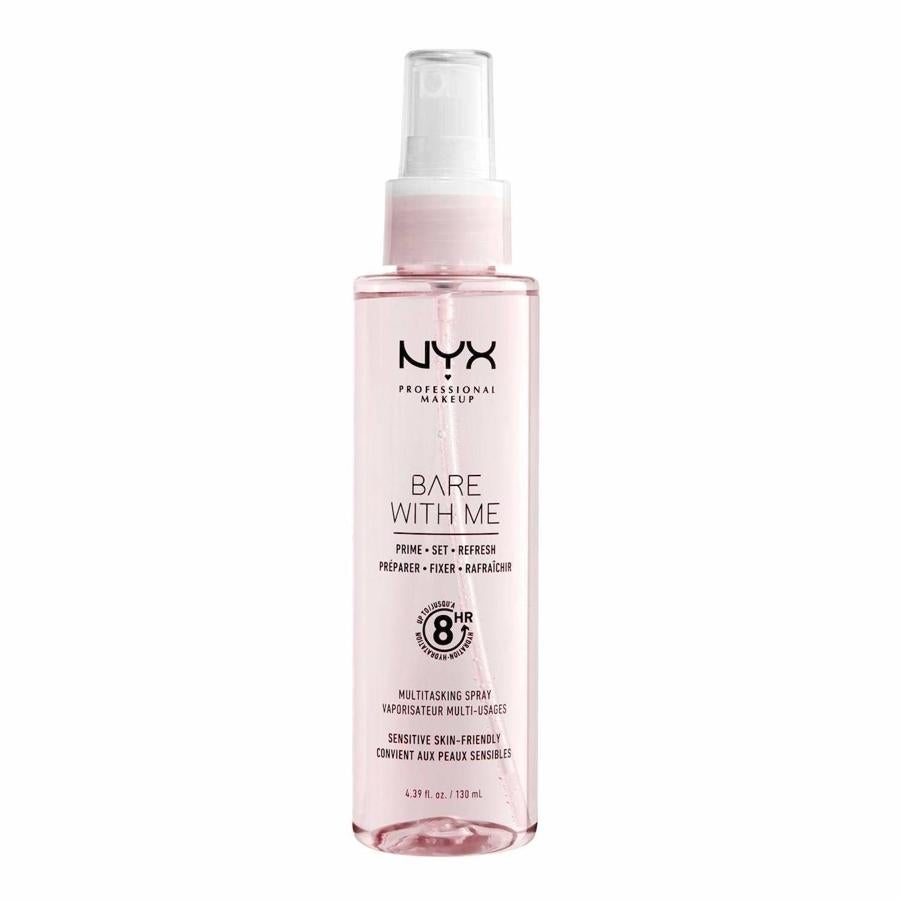 Bare With Me Spray Multiusos de NYX PMU es el producto perfecto para conseguir un look fresco antes y después del maquillaje. Apta para pieles sensibles, está enriquecido con extractos de aloe y pepino que aportan hasta ocho horas de hidratación. (9,90 euros)