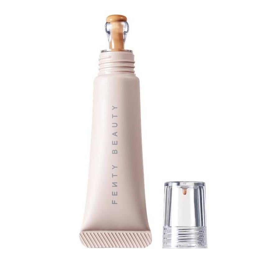 Iluminación e hidratación en un solo paso con Bright Fix de Fenty Beauty. Su cobertura ligera se funde con la piel al instante y deja un acabado natural en la zona de la ojera, consiguiendo un efecto no make up. Además, es resistente al sudor y a la humedad. (24 euros)