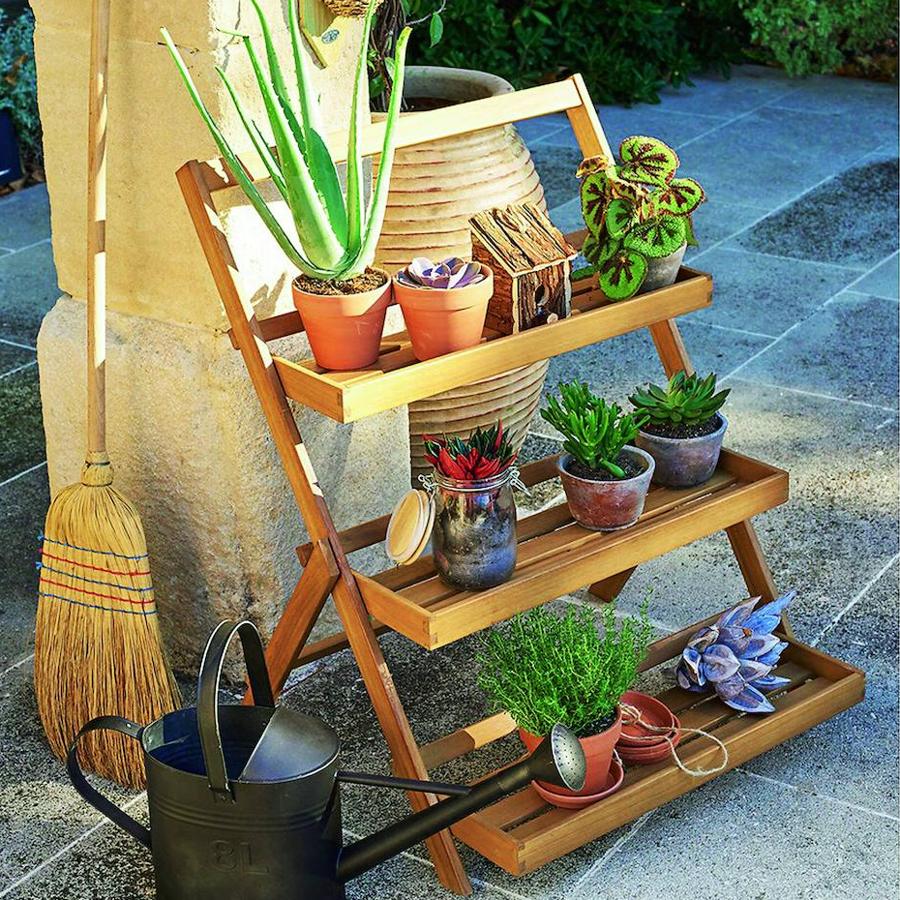 Estantería plegable de jardín, en madera de acacia, de La Redoute (64,99 €).