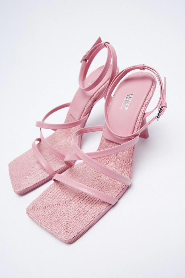 Con un tacón fino forrado con una altura de 9,5 centímetros, esta sandalia de color rosa con tiras y planta forrada de yute tiene un precio de 49,95 euros.