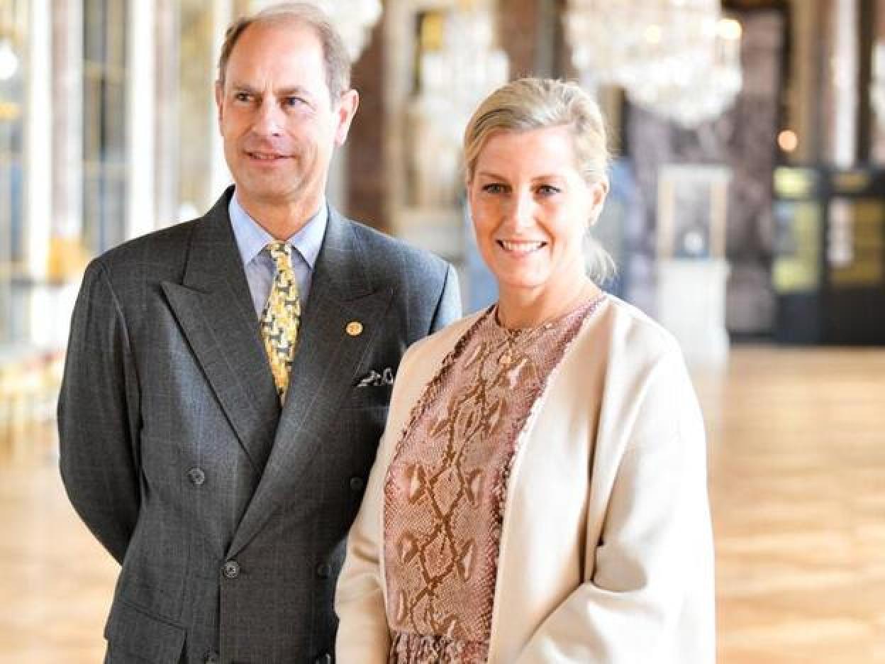 Sofía de Wessex fue uno de los miembros de la familia real que más apoyó a Meghan. Pincha para ver cuanto se gastan los royals en ropa.