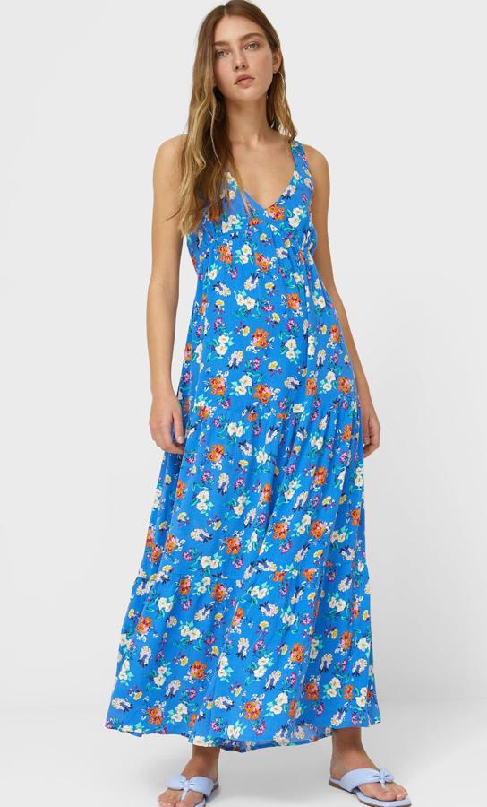 En color azul eléctrico con flores estampadas, este vestido largo con tirantes cruzados a la espalda con lazada tiene un precio de 25,99 euros.