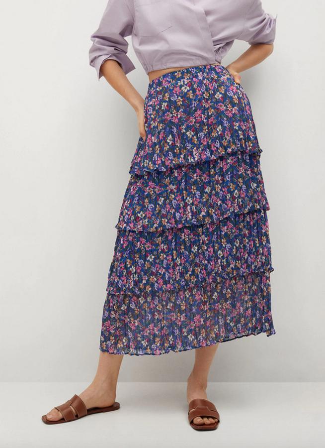 En color azul, con estampado de flores rosas y blancas, esta falda de Mango en tejido fluido de diseño midi con volantes y acampanado es de cintura alta elástica. Con un precio de 29,99 euros, podemos encontrarla entre las tallas XS y XL.