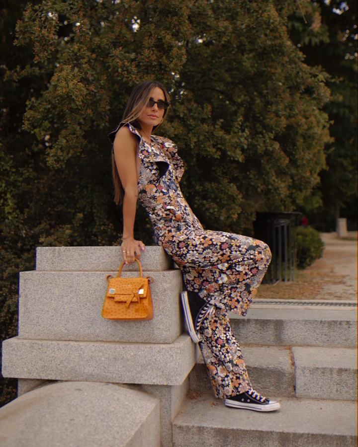 María Fernández Rubíes con un mono de estampado floral con volantes en las mangas de The IQ Collection.