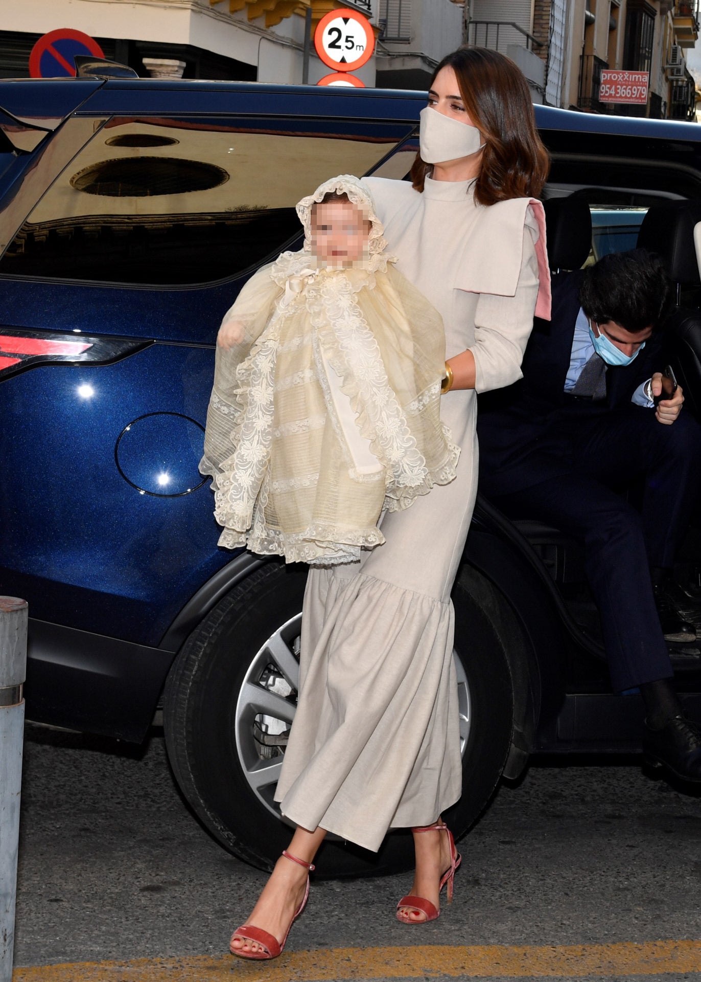 Sofía Palazuelo, elegantísima en el bautizo de su hija con un vestido de The IQ Collection.