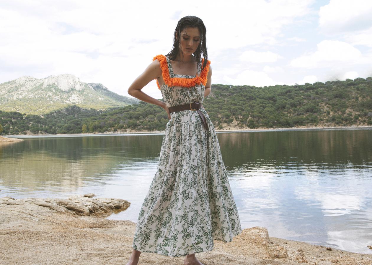 El vestido Mencía, disponible en varios colores, versátil y con un toque especial gracias a los flecos que bordean la zona del escote y la espalda.