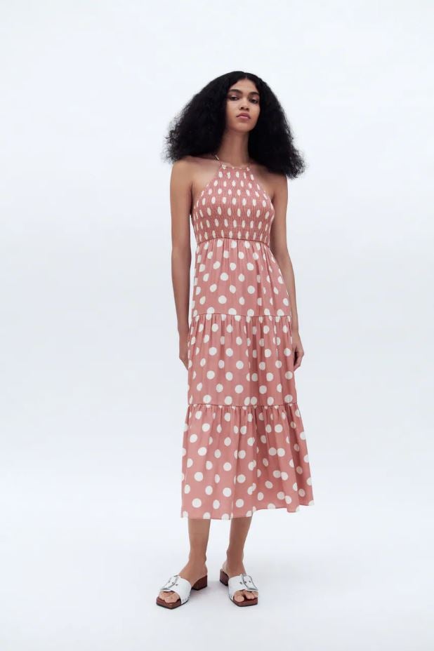 Este vestido de lunares de Zara sienta bien a cualquier edad y en cualquier talla. ¿Su precio? 39.95 euros.