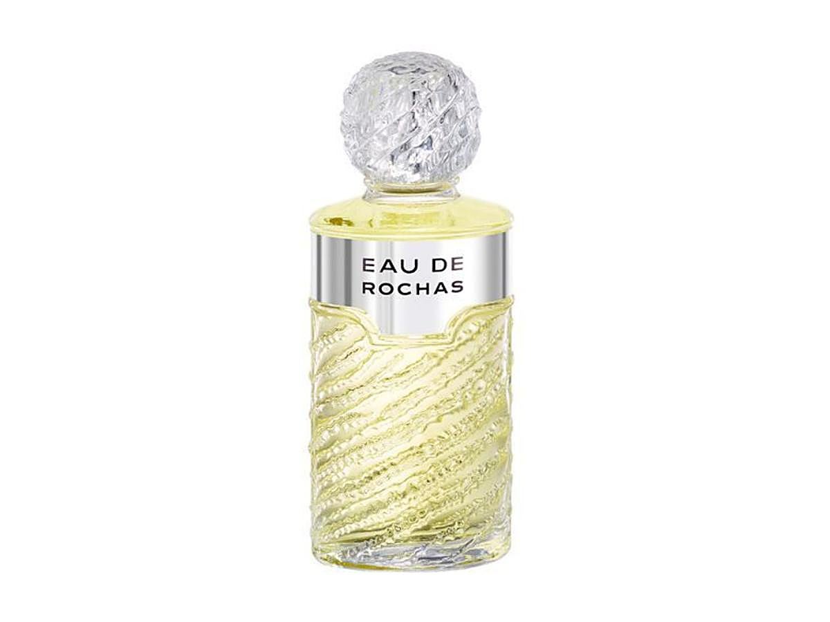 Eau de Rochas es una fragancia cítrica y aromática para mujer. Fue lanzada en 1970. El nariz de esta fragancia es Nicolas Mamounas. La composición abre con notas de salida cítricas como la lima, la mandarina, la albahaca, el pomelo, la bergamota y el limón. El corazón encierra cilantro, clavel, pachuli, jazmín, narciso y rosa silvestre. Las principales notas de fondo son musgo de roble, madera de sándalo, ámbar y almizcle.  Encuéntralo en Douglas por 22,95 euros el envase de 50 ml .