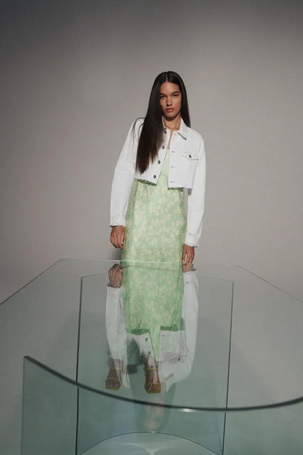 De diseño cropped y en blanco, esta cazadora de cuello solapa y mangas largas acabadas en puño viene con bolsillos de plastrón con solapa en la pechera y bajo deshilachado. Es de Zara, solo queda entre las tallas XS y M y en la XXL y cuesta 29,95 euros.