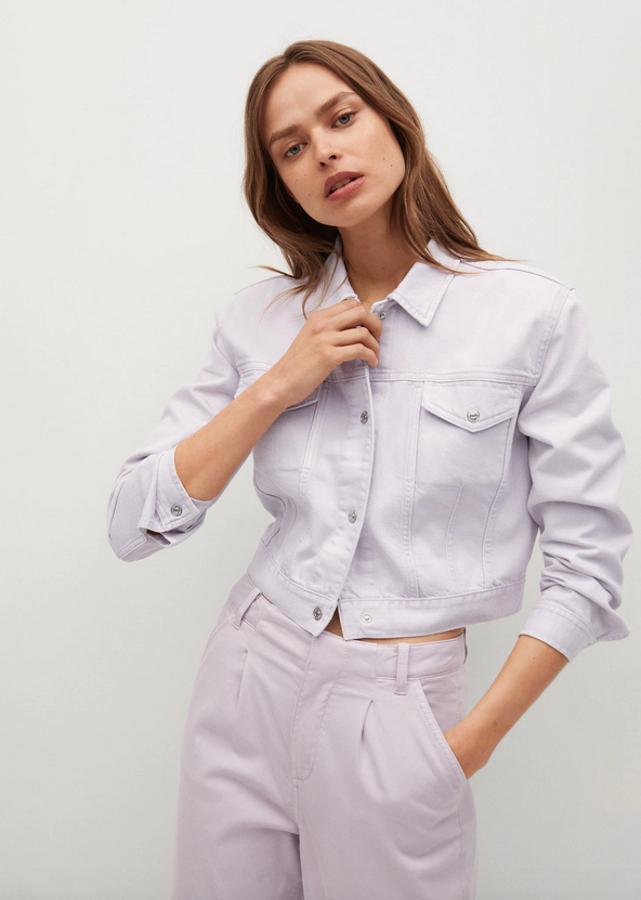 En un precioso color lila, de diseño cropped recto y con cuello clásico, esta cazadora vaquera de mango con hombreras viene con dos bolsillos de plastrón con solapa y botón en la pechera, dos bolsillos laterales y cierre de botones metálicos en el frontal. Podemos encontrarla entre las tallas XS y XL por 29,99 euros.