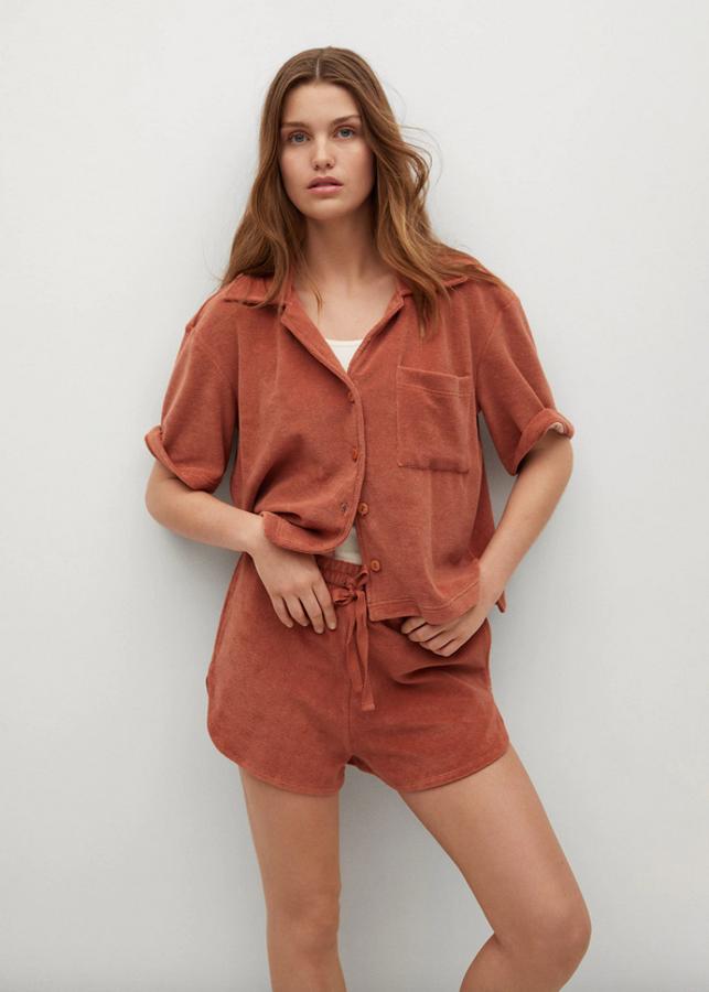 De venta exclusiva en la web de la firma, esta camisa de algodón en tejido toalla con diseño recto, cuello de solapa, costuras de hombros caídas y mangas cortas podemos encontrarla en color teja o en lila. Con cierre de botones frontal a tono y bolsillo de plastrón en la pechera, cuesta 25,99 euros y está disponible en las tallas S, M y L.