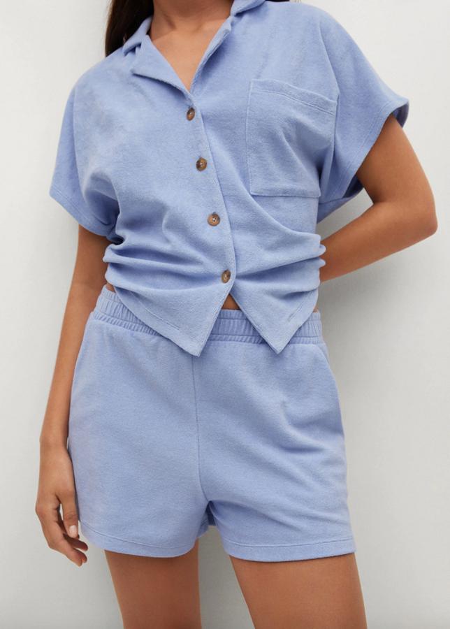 De diseño corto y tiro alto, estos shorts en azul celeste a juego con el polo están confeccionados en algodón sostenible, tienen cintura elástica y dos bolsillos laterales. Podemos encontrarlo entre las tallas XS y XL por 19,99 euros.