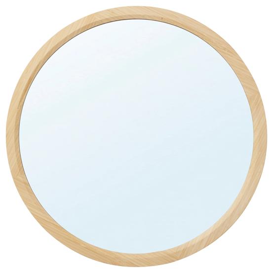 Los espejos consiguen ganar amplitud en todos los rincones, incluido el recibidor. Añade uno, y con un elemento característico del Feng Shui: la madera. Este espejo es de Ikea, y cuesta 29 euros.