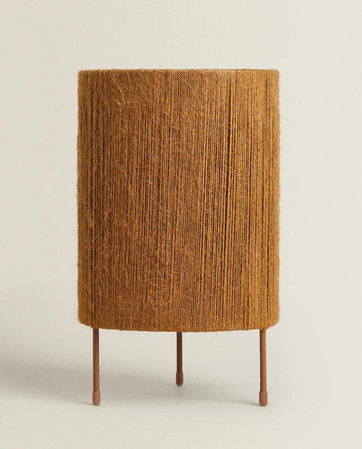 De yute, y con la altura perfecta para añadir en el recibidor. Esta lámpara de sobremesa de Zara Home, le dará ese toque acogedor y tan Feng Shui, que tu recibidor necesita.