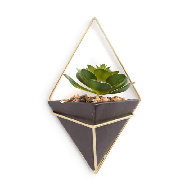 En el estilo Feng Shui se buscan piezas prácticas, y este macetero colgante de Primark Home lo es. Cuesta solo 3 euros, y se puede colgar en la pared.