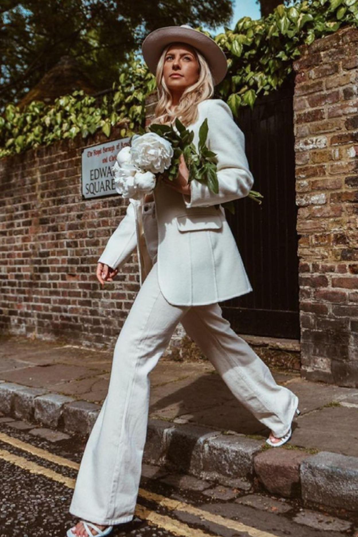 PIncha en la foto para ver los vaqueros también se apuntan al blanco y Zara lo lleva a los diseños que mejor sientan.