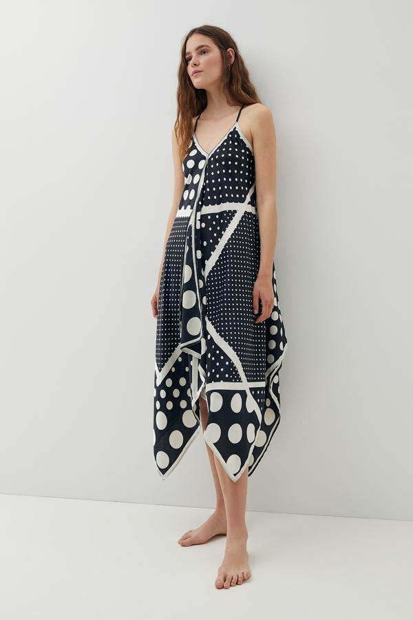 Este vestido negro tipo pañuelo con tirantes finos, escote de pico y bajos acabados en pico es de color negro y viene con lunares de diferentes tamaños en crudo. Con un precio de 19,99 euros, podemos encontrarlo en las tallas S, M y L.